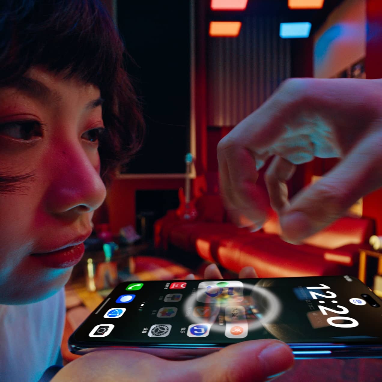 HUAWEI nova 14 Pro 隔空传送功能视频,展示用手势动作,隔空抓取手机照片,传递到平板上