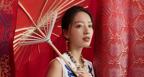 HUAWEI nova 14 Ultra 人像样张，展示红枫质感人像色彩真实