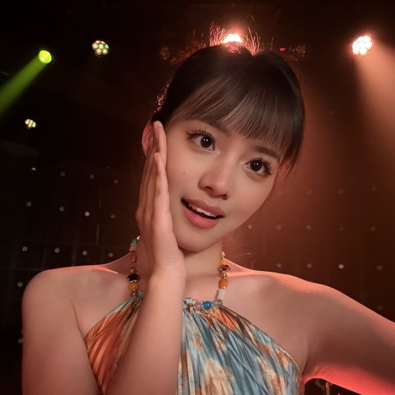 HUAWEI nova 14 Ultra 暗光自拍人像与其他手机对比,展示前置大底带来更高清晰度