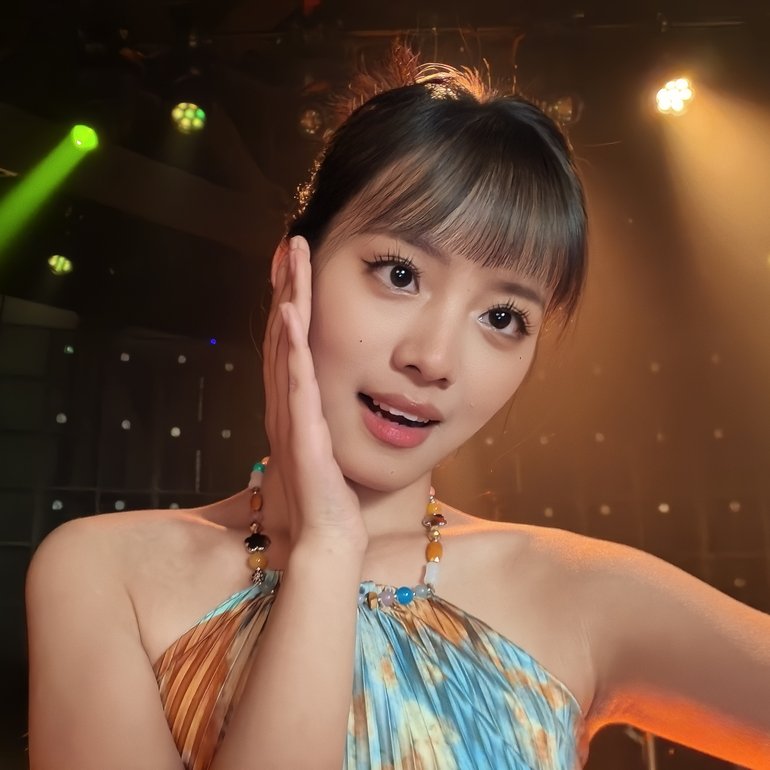 HUAWEI nova 14 Ultra 暗光自拍人像与其他手机对比,展示前置大底带来更高清晰度