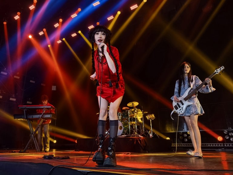 HUAWEI nova 14 Ultra Livehouse 氛围样张，展示色彩准确稳定