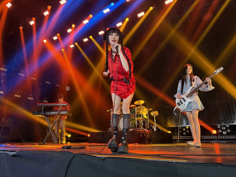 HUAWEI nova 14 Ultra Livehouse 氛围样张，展示色彩准确稳定