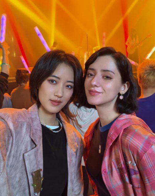 HUAWEI nova 14 Ultra Livehouse 前置多焦段人像样张，展示多焦段自拍能力