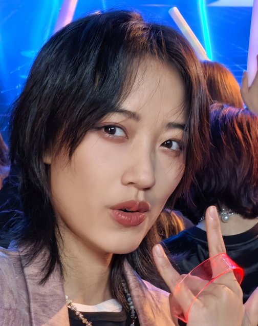 HUAWEI nova 14 Ultra Livehouse 前置多焦段人像样张，展示多焦段自拍能力