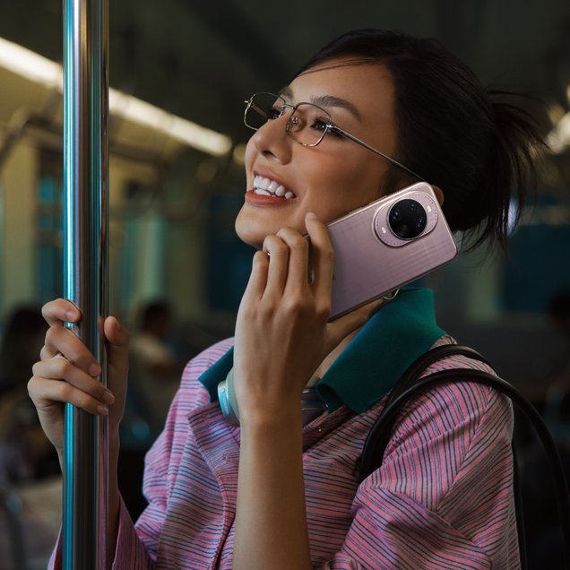 HUAWEI nova 14 Ultra 模特拿手机在嘈杂的环境里打电话，展示AI降噪通话的功能