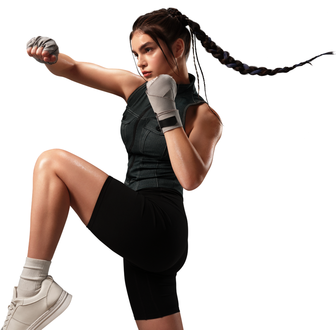 女性模特手拿 HUAWEI nova 14 Ultra,展示手机性能