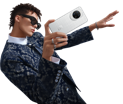 男性模特手拿 HUAWEI nova 14 Ultra 拍照，展示手机影像能力
