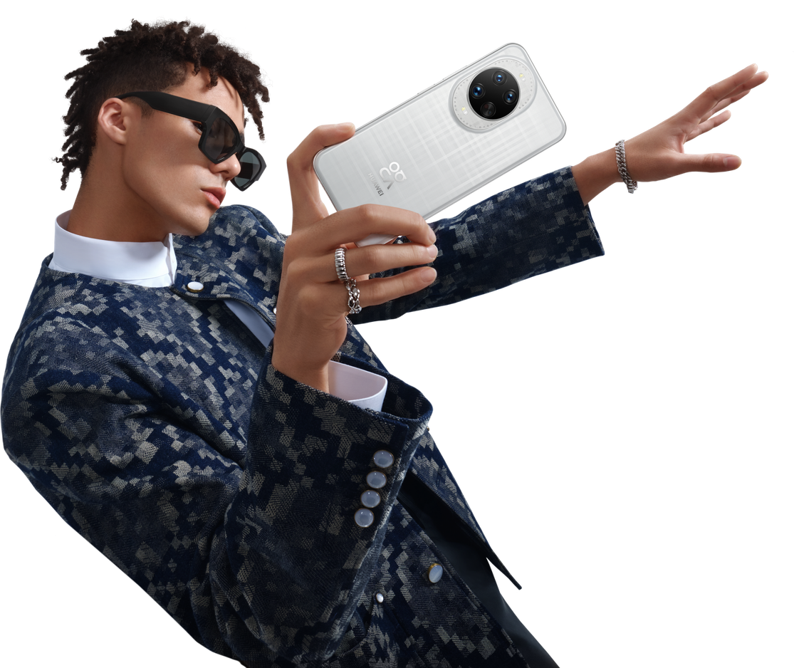 男性模特手拿 HUAWEI nova 14 Ultra 拍照,展示手机影像能力