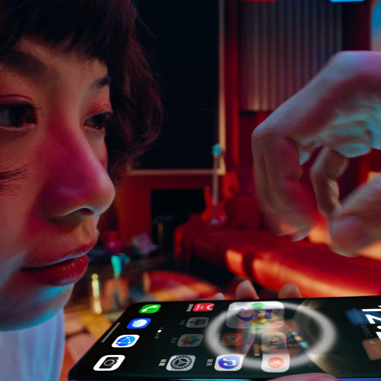 HUAWEI nova 14 Ultra 隔空传送功能视频，展示用手势动作，隔空抓取手机照片，传递到平板上