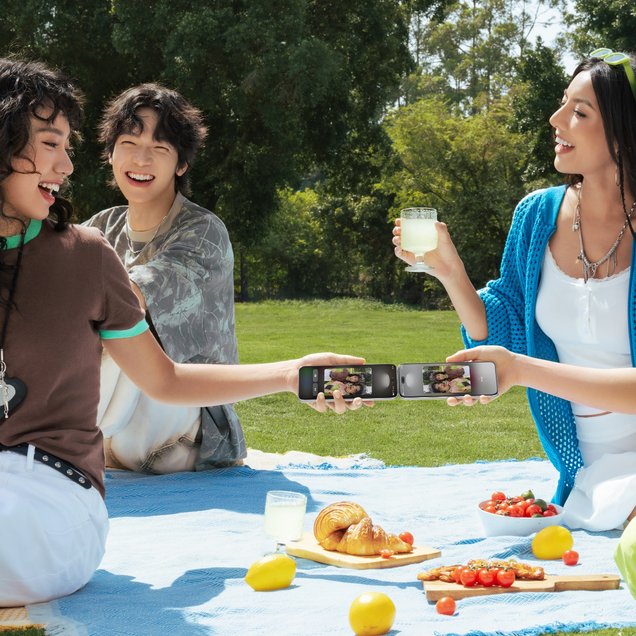 HUAWEI nova 14 展示手一碰互传功能