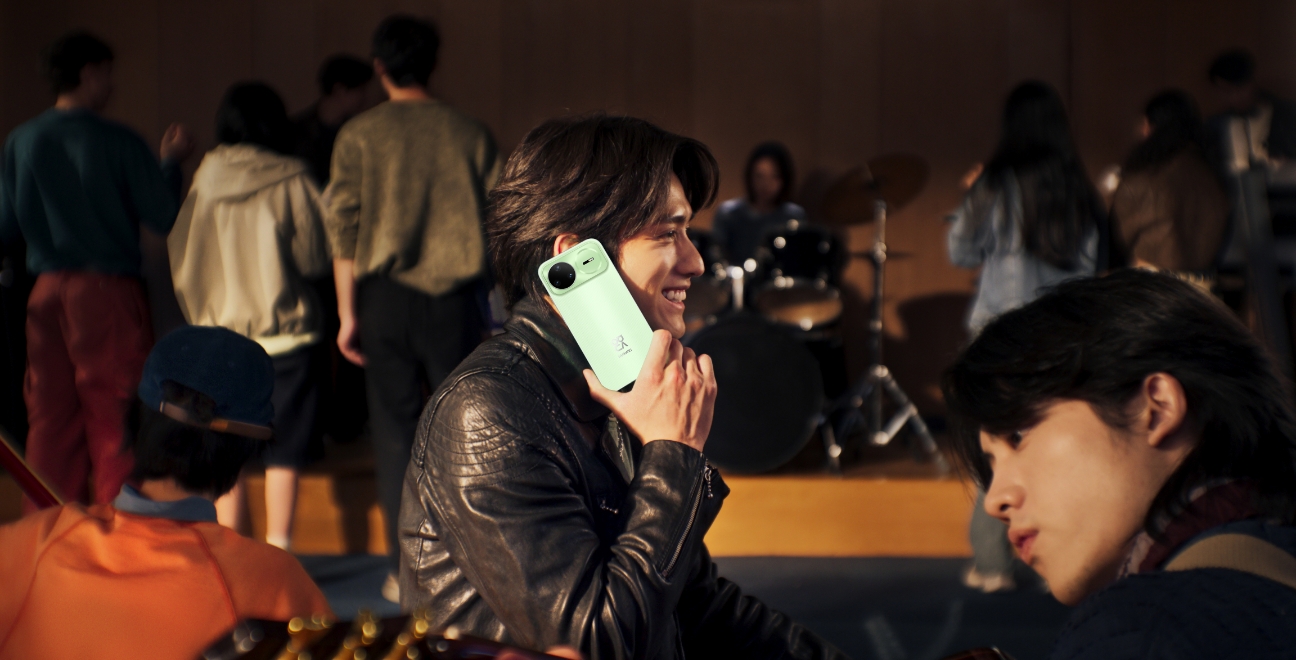 男性模特拿着 HUAWEI nova 15 Pro 在嘈杂环境中通话，展示 AI 通话双向清晰