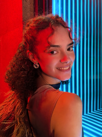 HUAWEI nova 15 Pro 前置样张，展示穿搭配饰色彩真实