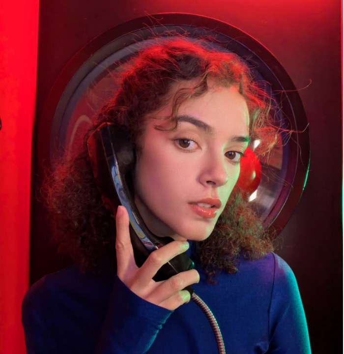 HUAWEI nova 15 Pro 暗光自拍人像，展示前置大底带来更高清晰度