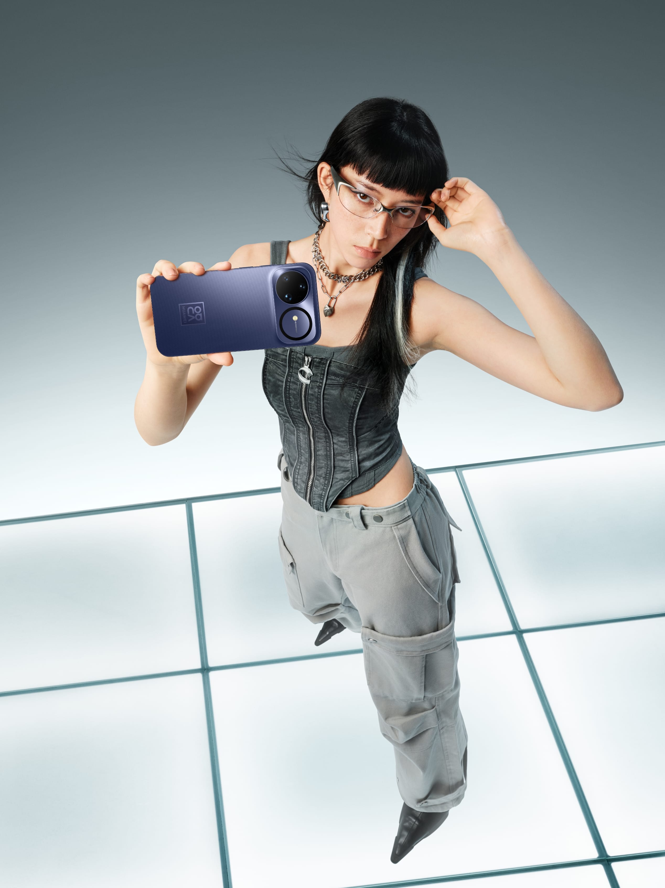 女性模特拿着紫色 HUAWEI nova 15 Ultra，展示手机外观设计及工艺