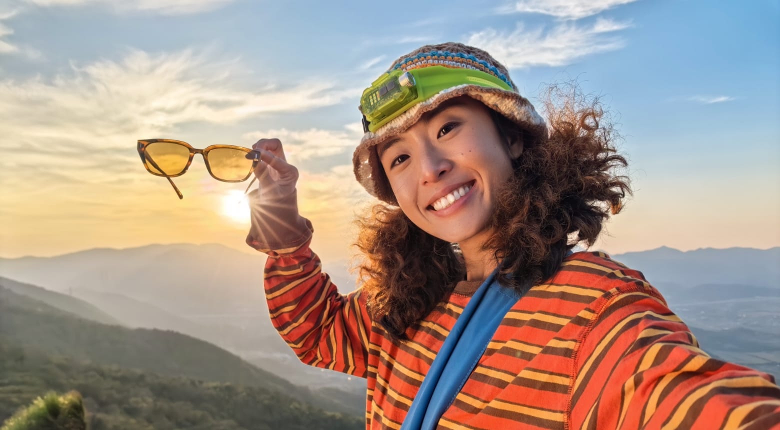 HUAWEI nova 15 Ultra 前置人像样张，展示前置红枫人像色彩真实