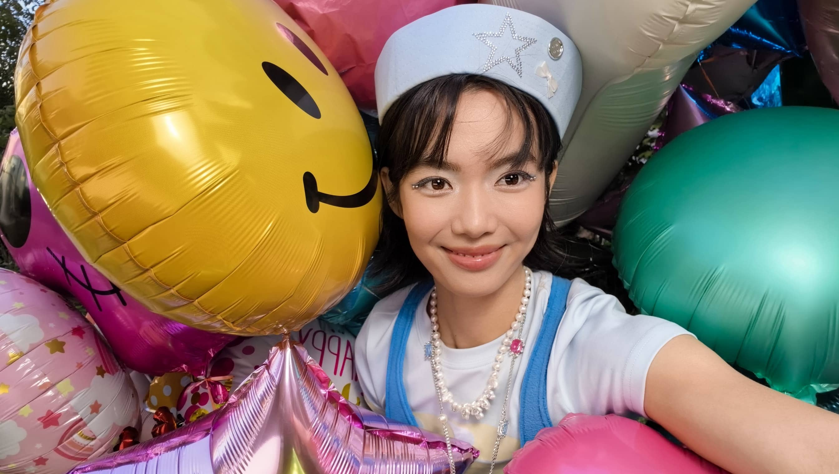 其他 HUAWEI nova 15 Ultra 前置人像样张，展示前置红枫人像色彩真实