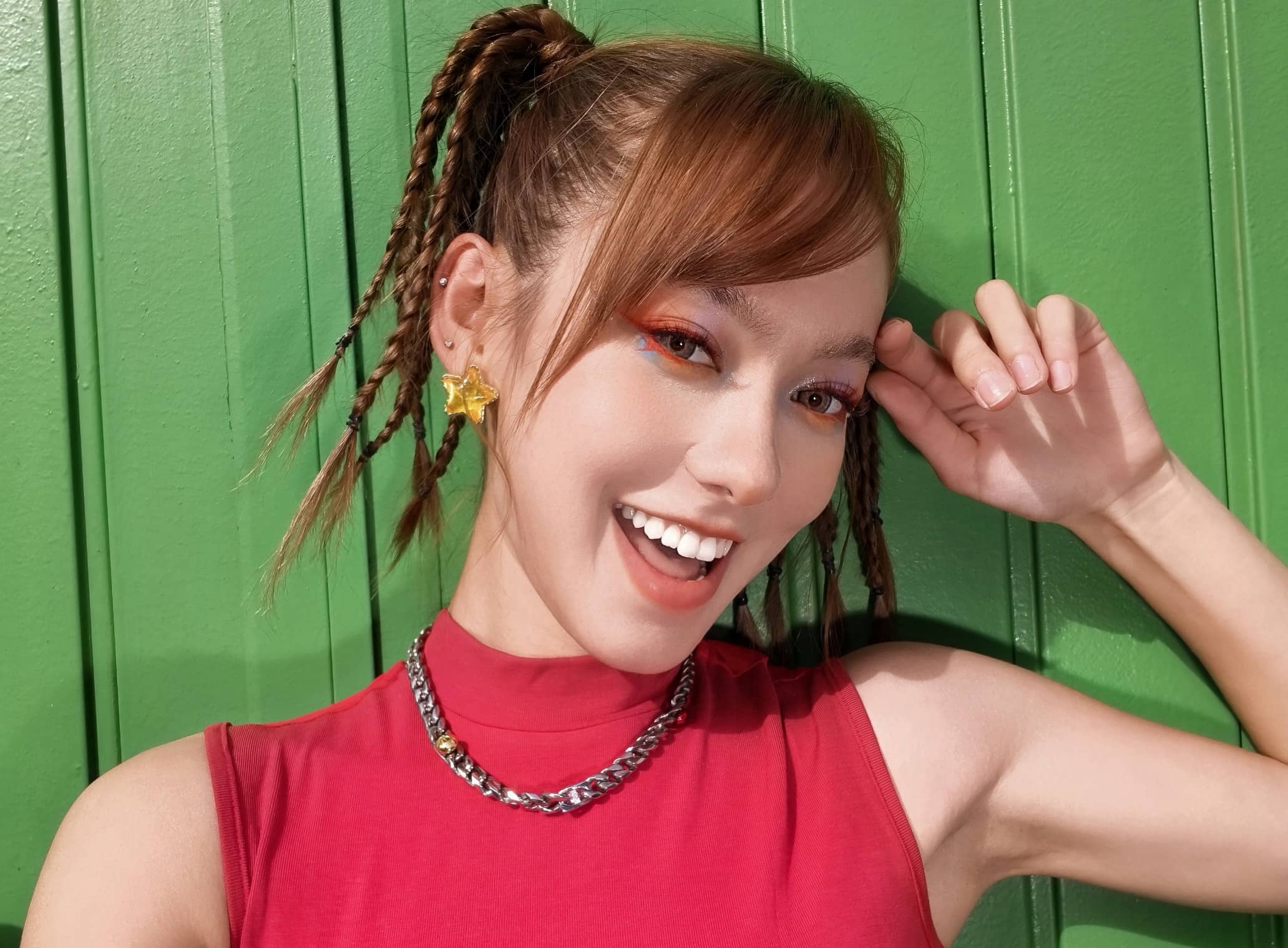 其他 HUAWEI nova 15 Ultra 前置人像样张，展示前置红枫人像色彩真实