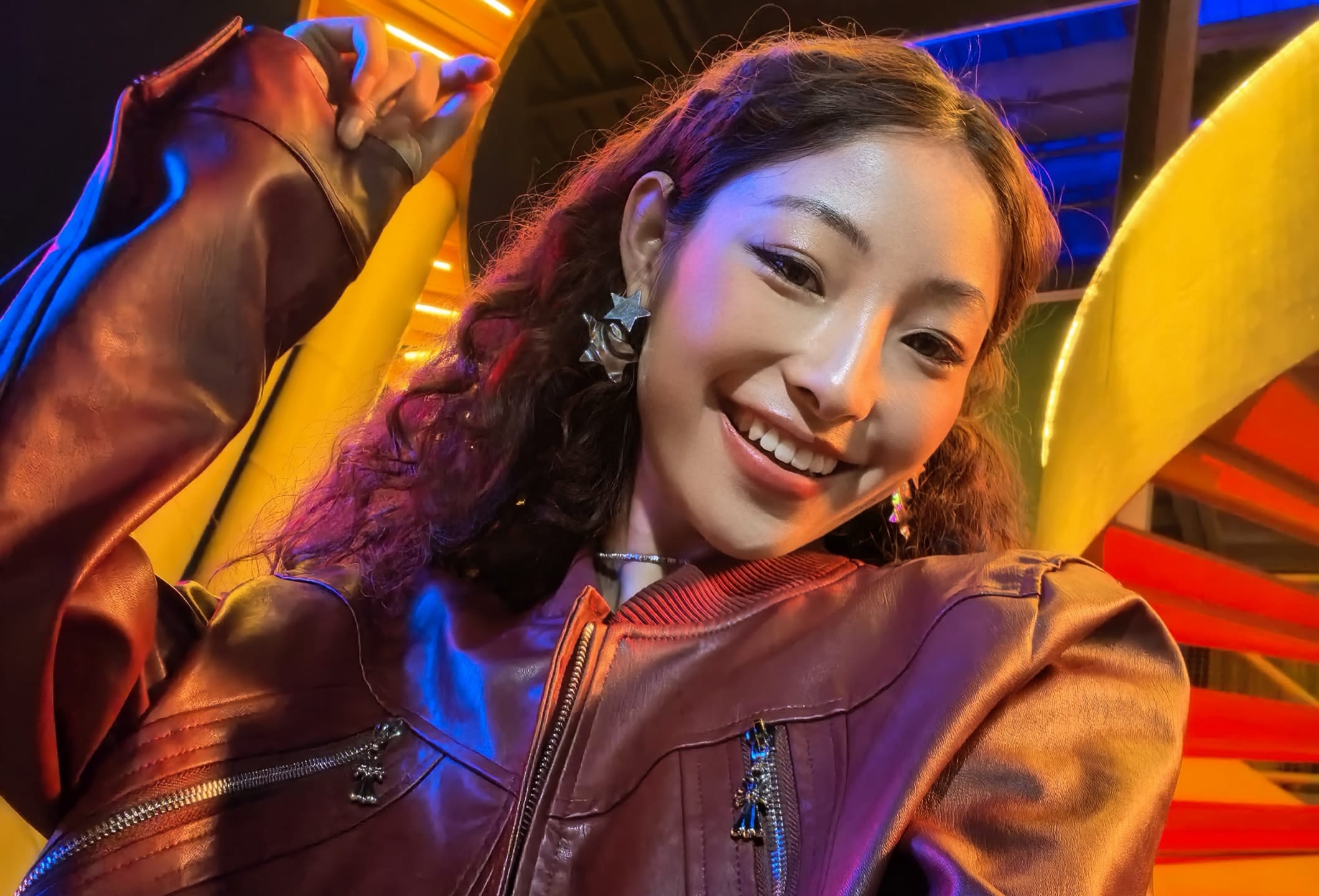 其他 HUAWEI nova 15 Ultra 前置人像样张，展示前置红枫人像色彩真实