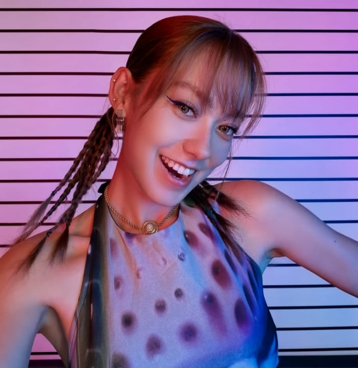 HUAWEI nova 15 Ultra 暗光自拍人像，展示前置大底带来更高清晰度