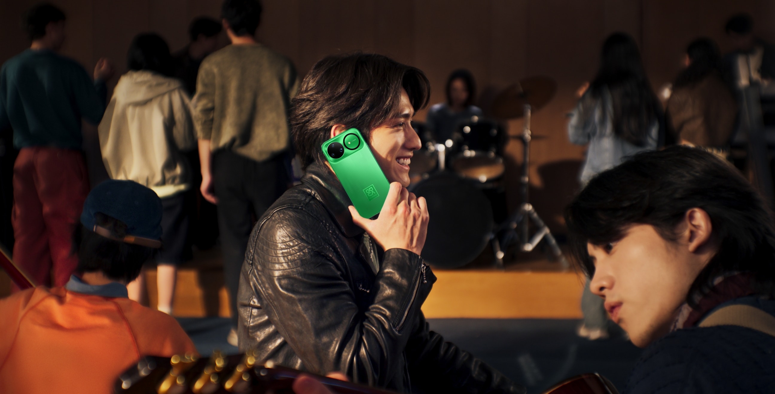 男性模特拿着 HUAWEI nova 15 Ultra 在嘈杂环境中，展示通话超强拾音