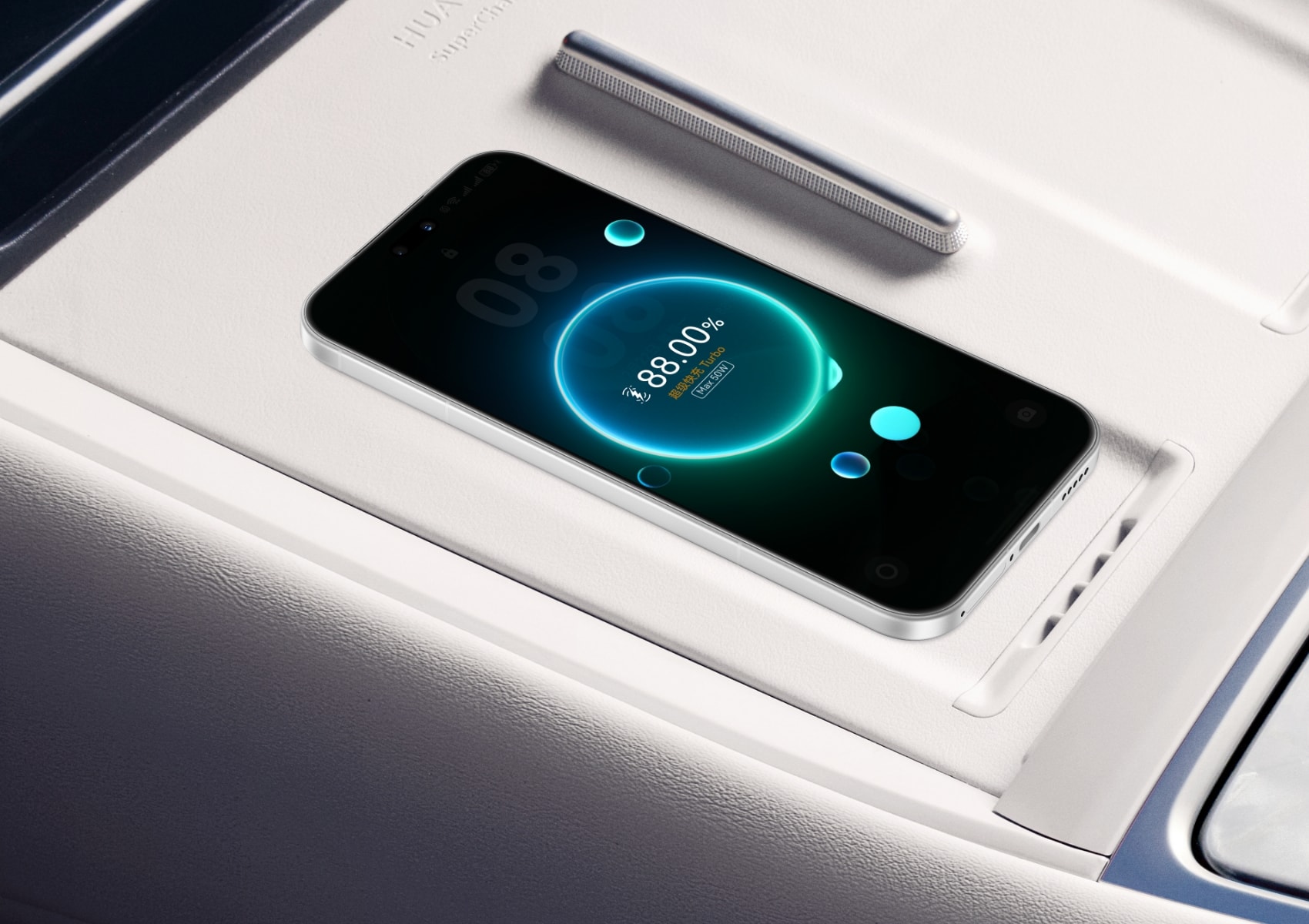 HUAWEI nova 15 Ultra 在车内充电，展示无线充电功能