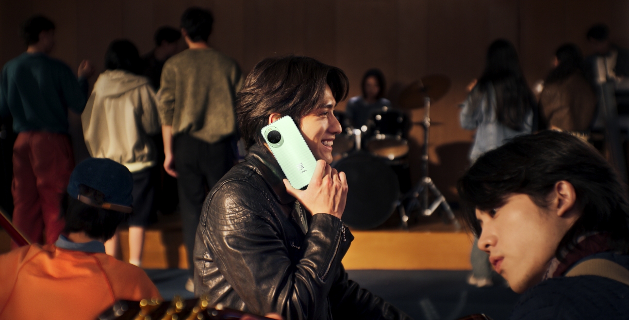 男性模特拿着 HUAWEI nova 15 在嘈杂环境中通话，展示 AI 通话双向清晰