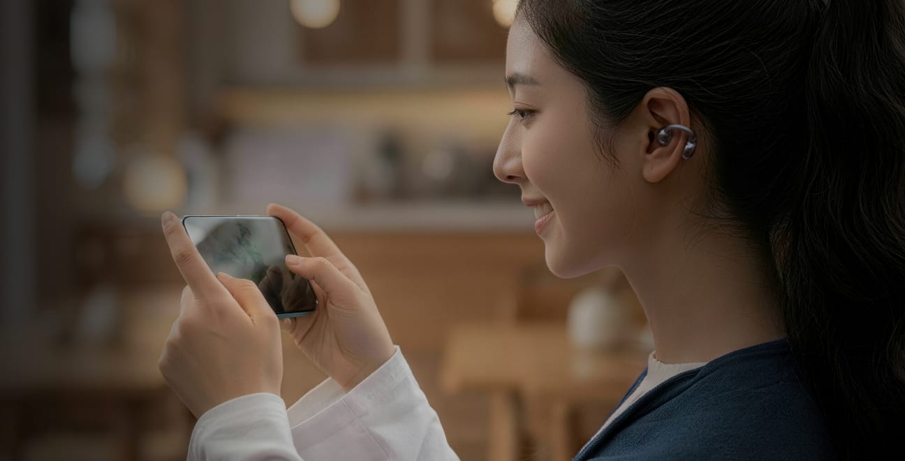 展示了 HUAWEI nova 16 Pro 的对称立体双扬声特性