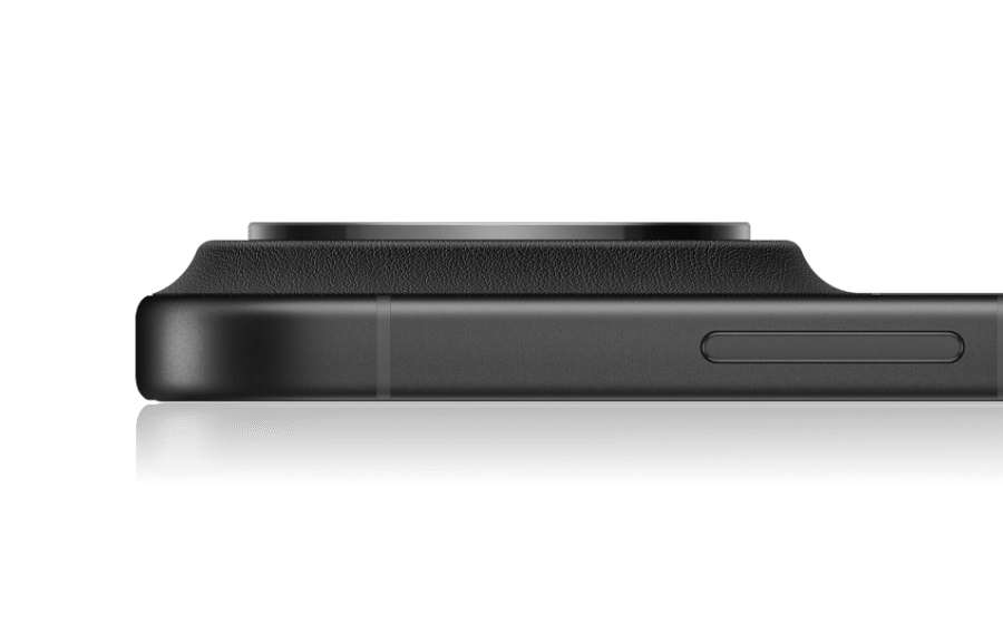 手机不同角度图，展示了 HUAWEI nova 16 Ultra 的黑色款外观细节