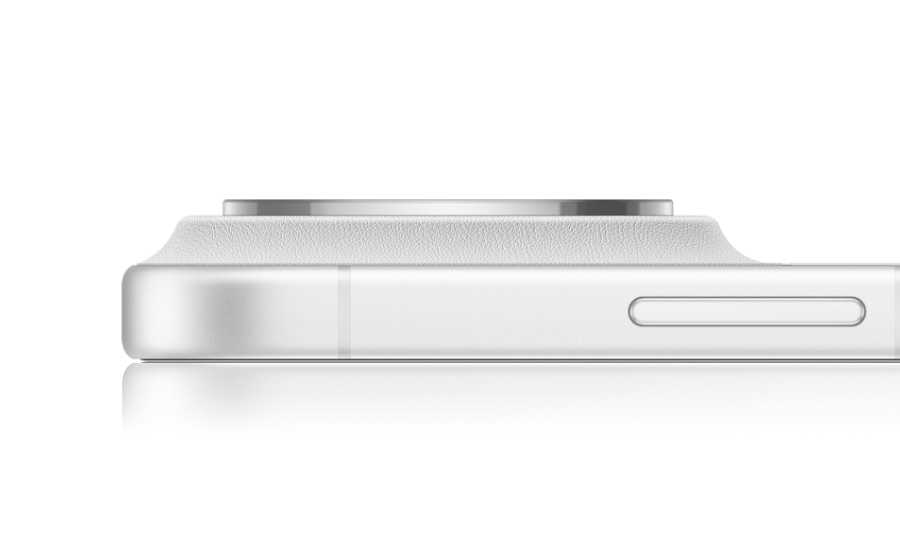 手机不同角度图，展示了 HUAWEI nova 16 Ultra 的白色款外观细节