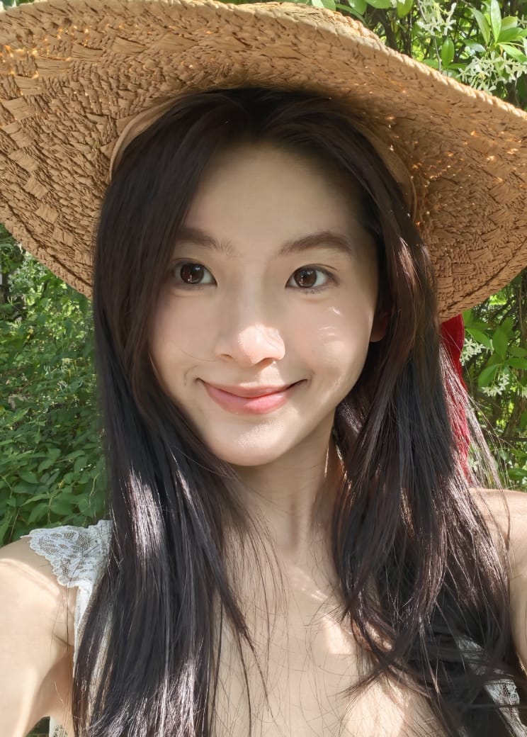 人物自拍样张，展示了 HUAWEI nova 16z 的高清自拍效果