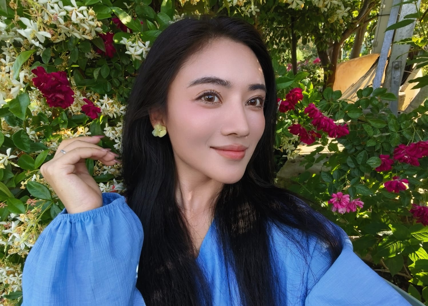 人物自拍样张，展示了 HUAWEI nova 16z 的高清自拍效果