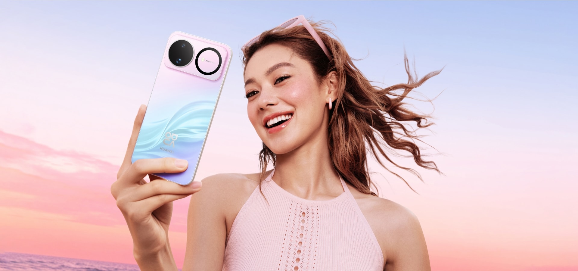 人持手机图，展示了 HUAWEI nova 16 的 外观