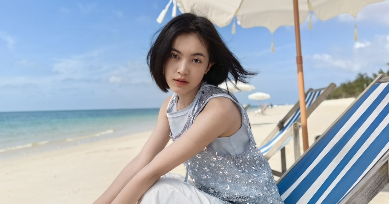 人物样张，展示了 HUAWEI nova 16 的后置红枫影像效果