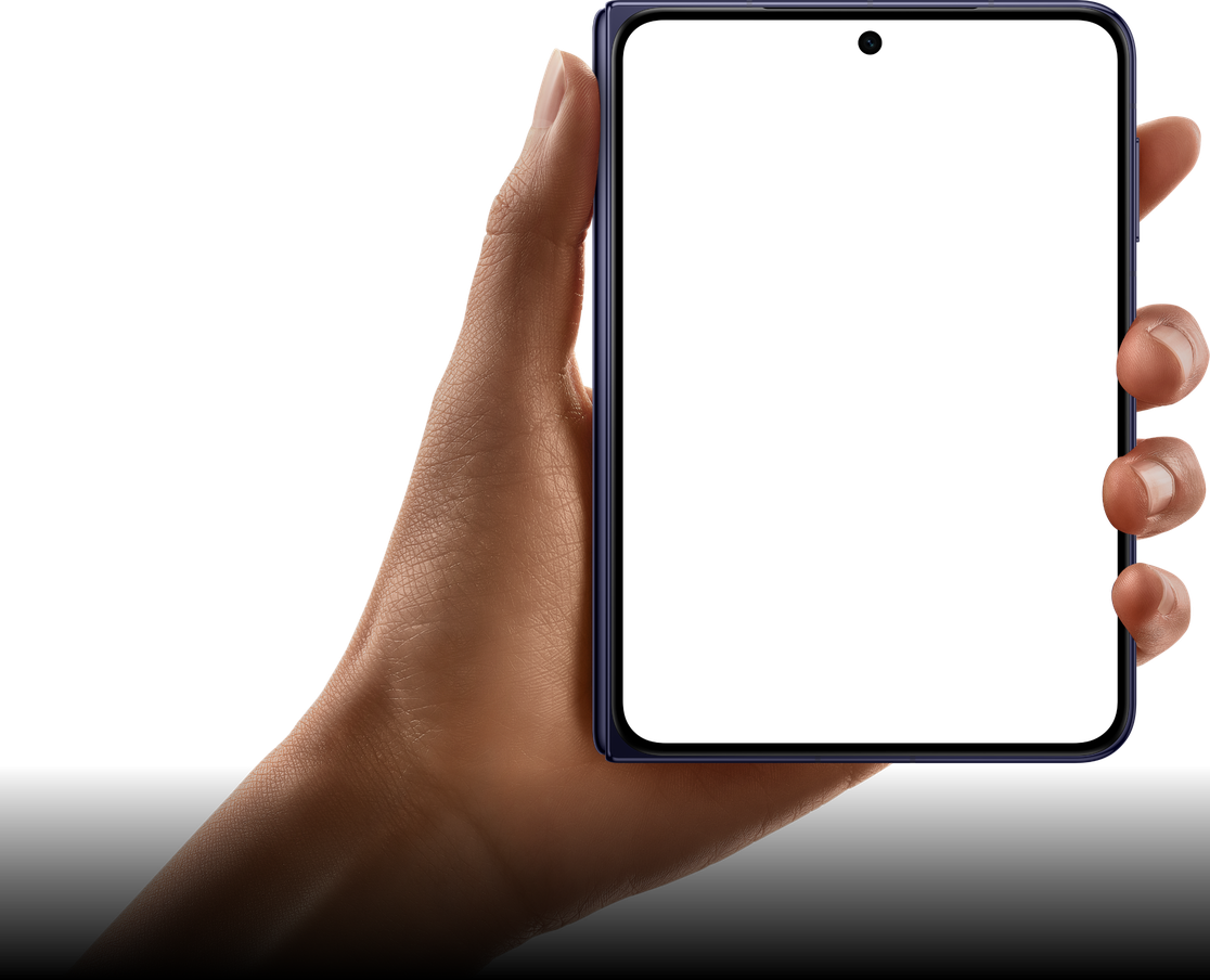 手持 HUAWEI Pura X Max 手机外屏，展示沉浸阔感体验