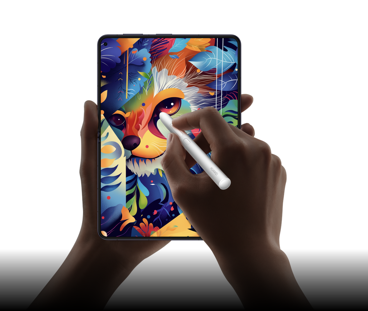 手持 HUAWEI Pura X Max 手机和手写笔，展示在手机创作绘画作品