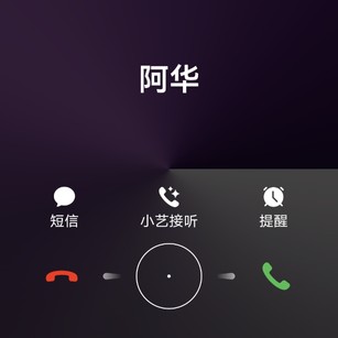 模特在不同场景下使用 HUAWEI Pura X，展示智能便捷外屏体验