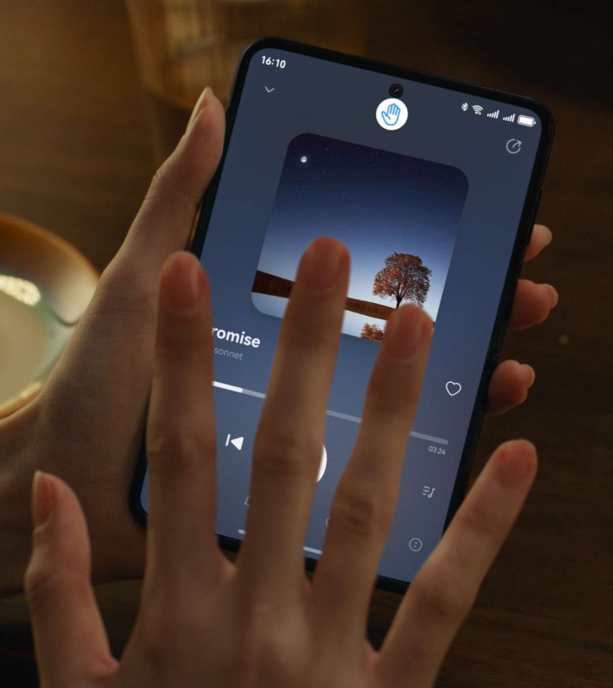 一抓一放分享音乐，展示 HUAWEI Pura X  AI 隔空传送功能
