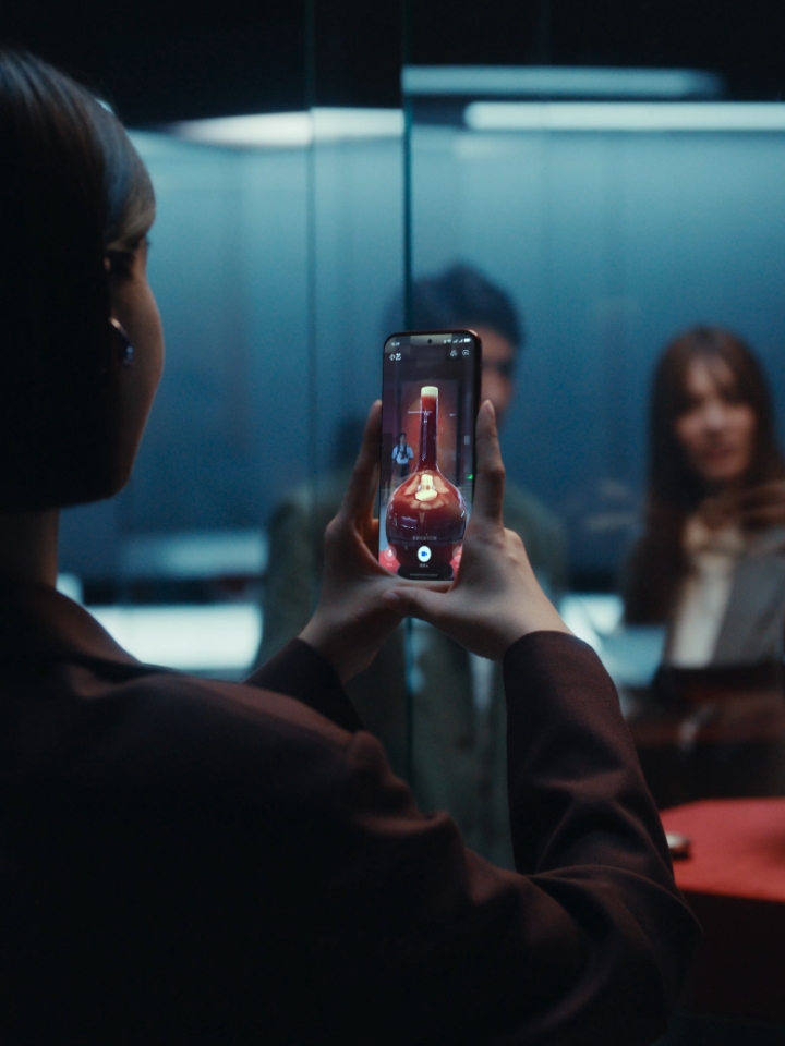 HUAWEI Pura 80 Pro+ 小艺看世界的功能视频，展示小艺实时视觉交互的新功能