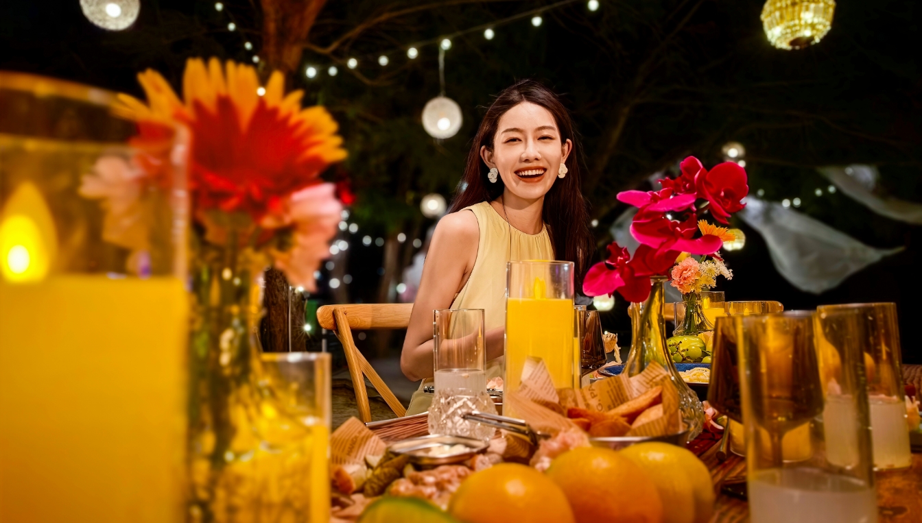 HUAWEI Pura 80 Pro 拍摄的夜景人像照片，体现人物清晰立体，色彩绚丽