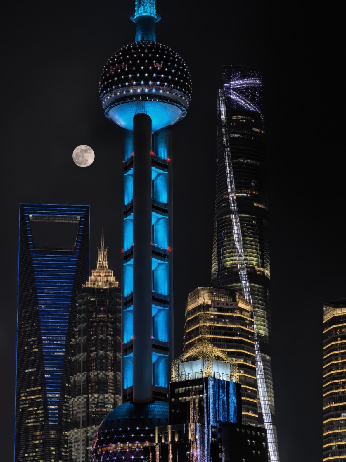 HUAWEI Pura 80 Pro 拍摄的夜景照片，体现 1 英寸超大底传感器带来的拍照效果