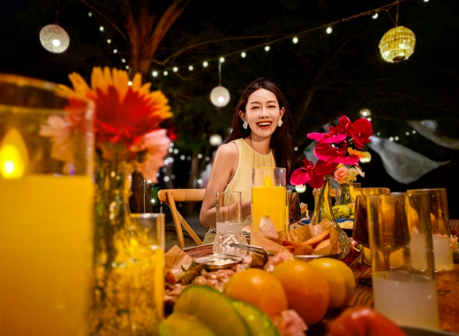 Night portraits taken by HUAWEI Pura 80 Pro show clear, three-dimensional figures with brilliant colors