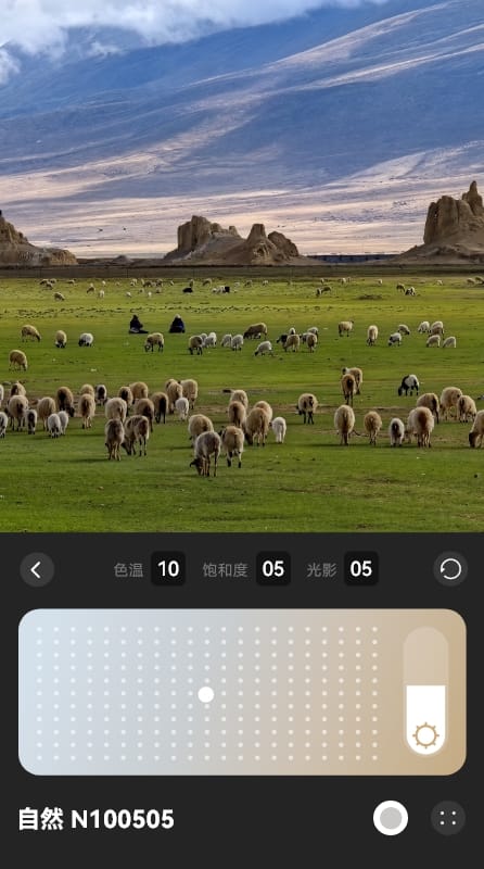 HUAWEI Pura 80 Pro displays four personalized color cards, reflecting the photo effects of multi-style color cards
