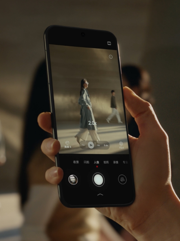 HUAWEI Pura 80 Ultra 手机功能示意视频,展示智控键控制相机变焦的功能