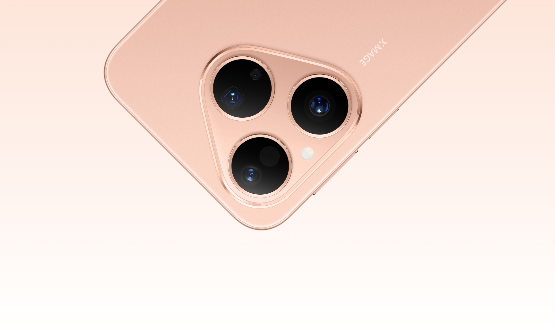 HUAWEI Pura 80 丝绒红的摄像头，展示产品的影像系统