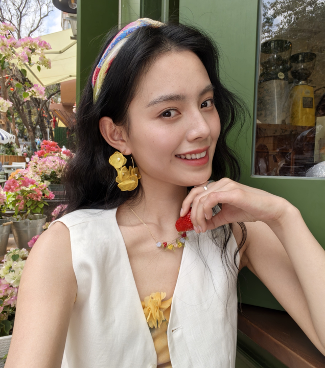 HUAWEI Pura 90 Pro Max 人像精修照片的对比展示，体现了手机可给人像照片打光的功能