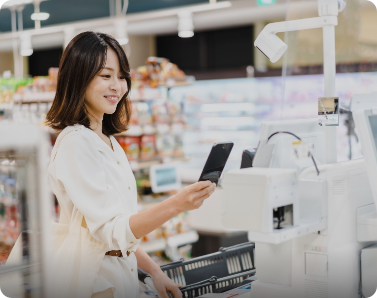 用户在门店商铺使用华为移动路由 5 连接手机，进行付款，展示了华为移动路由 5 随时随地高速上网