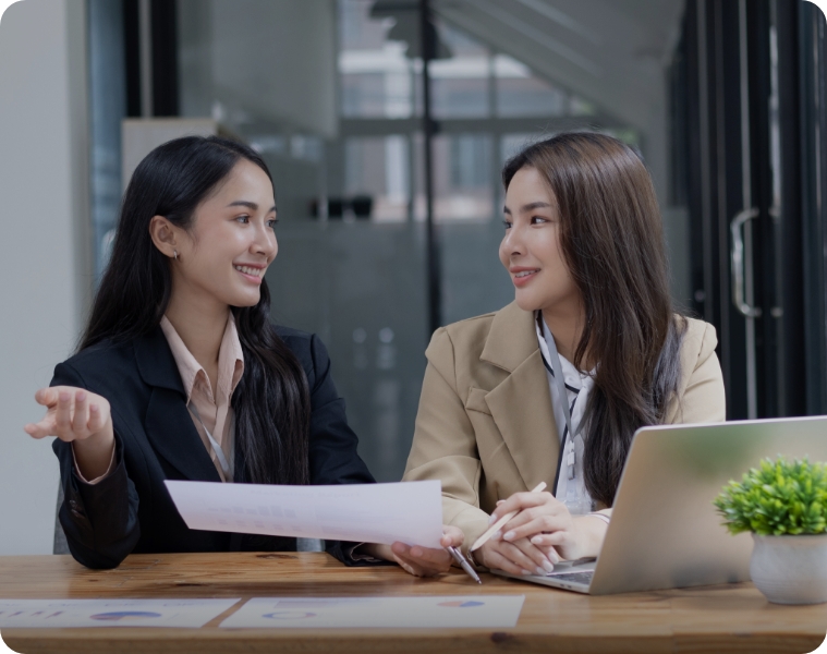 用户在办公室使用华为移动路由 5 连接笔记本，展示了华为移动路由 5 随时随地高速上网