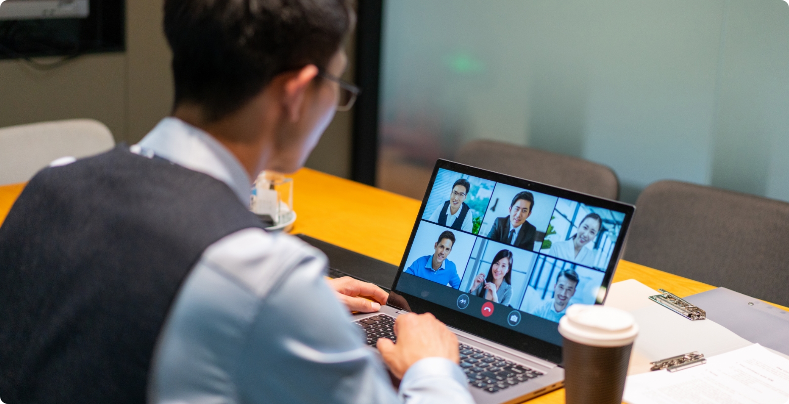 用户使用笔记本进行多窗会议，展示了华为移动路由 5 可以随时随地高速上网的功能