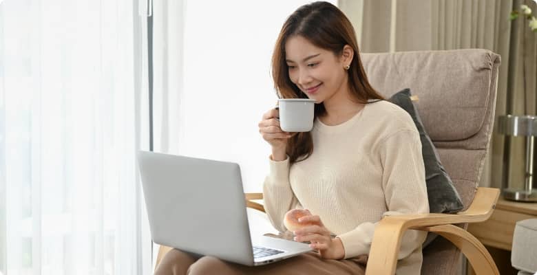 用户使用笔记本居家上网，展示了华为移动路由 5 便捷联网插卡即用的特性