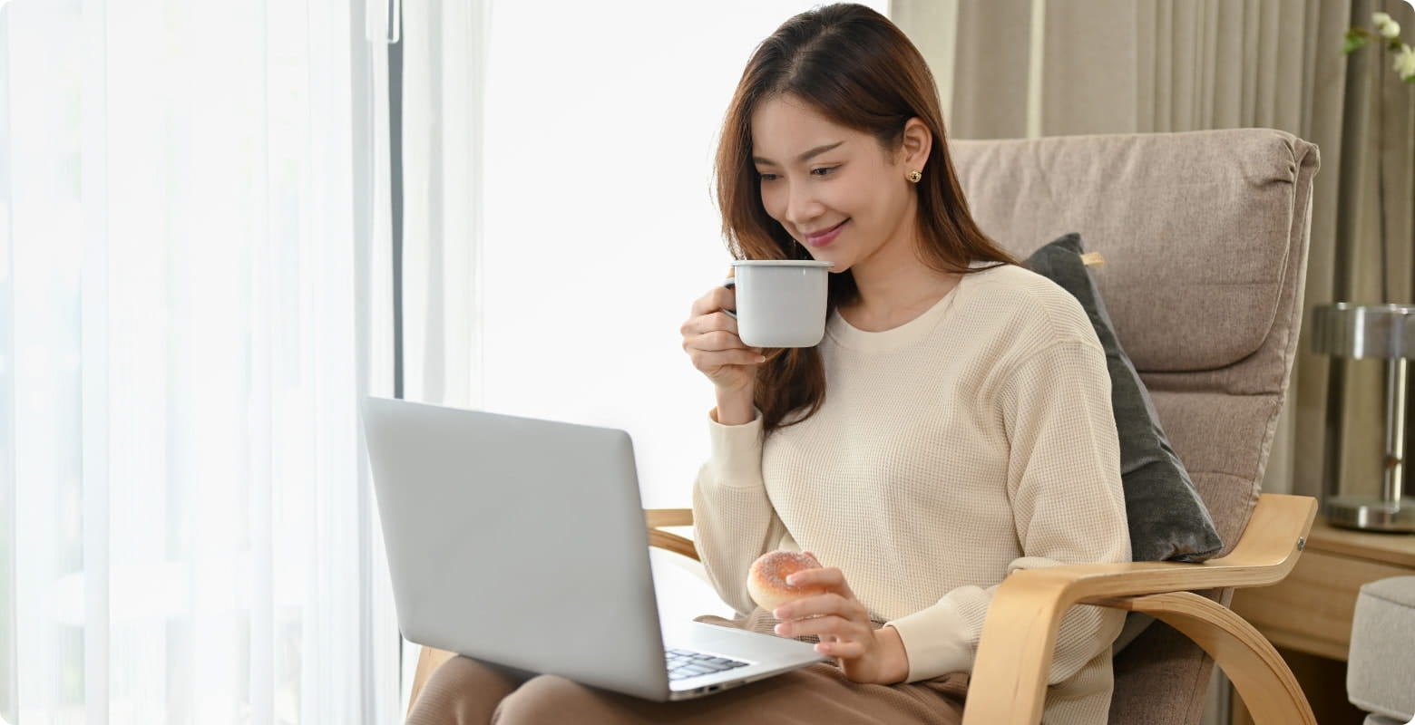 用户使用笔记本居家上网，展示了华为移动路由 5 便捷联网插卡即用的特性